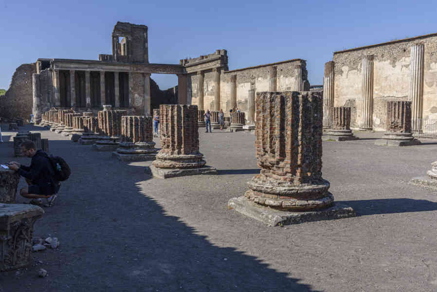 020 - Italia - Pompeya - parque arqueológico de Pompeya - Basílica.jpg